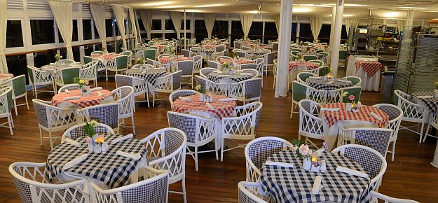 El Buffet "Lido Café", con sus amplios ventanales (foto nocturna) CRUCEROS CELESTYAL CRUISES GRECIA CRUCEROS BARATOS LOUIS CRUISES CRUCEROS ECONOMICOS GRECIA GREEK ISLAND CRUISES